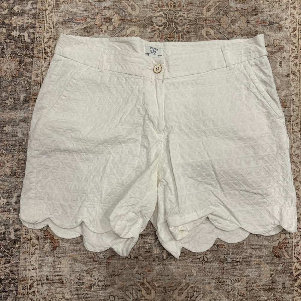 Crown and Ivy White Scalloped Women's Shorts- 14W